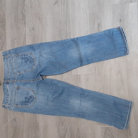 Tommy Hilfiger Low Rise Crop Distressed Jeans - Picture 4 of 13